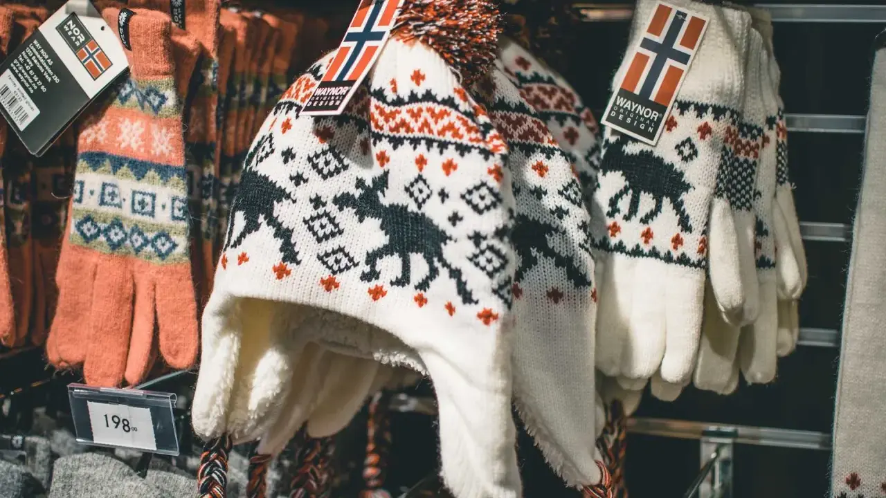 Czapka i rękawiczki z motywem renifera i norweską flagą – idealne pamiątki, by poczuć klimat Skandynawii. Co przywieźć z Norwegii? Taki zestaw!