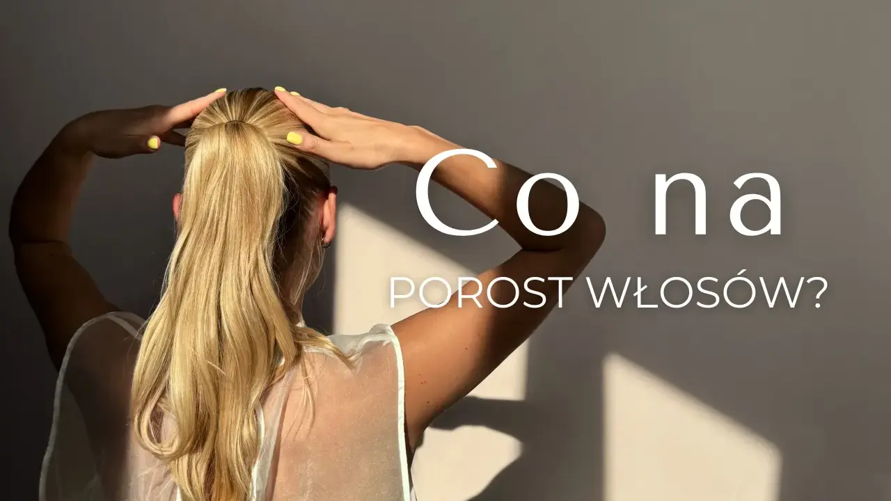 Kobieta z blond kucykiem i żółtym lakierem do paznokci zastanawia się, co na porost włosów.