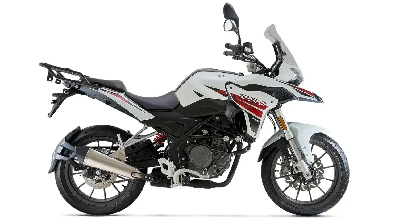 Biały motocykl Benelli TRK 251 z czerwonymi akcentami, gotowy do przygody. Sprawdź benelli trk 251 dane techniczne.