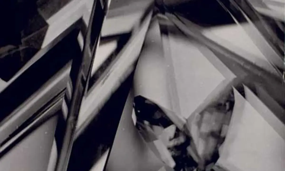 Forme geometriche astratte in bianco e nero, un'esplorazione visiva di Alvin Langdon Coburn.