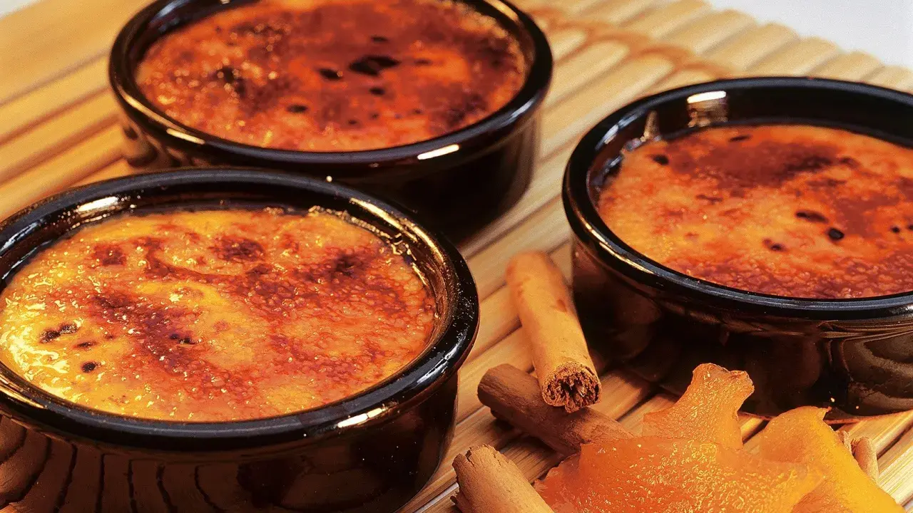 Trois crèmes brûlées aux notes d'agrume et de cannelle, évoquant la crème catalane origine.