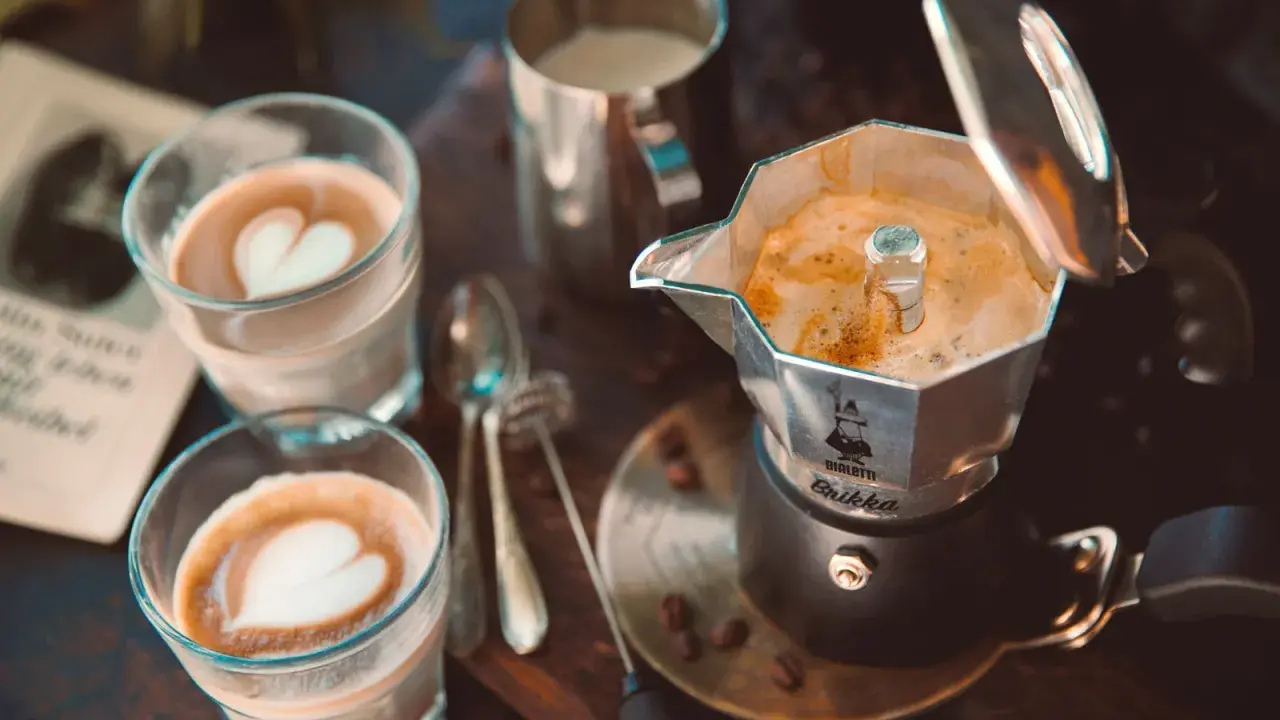 Frisch gebrühter Kaffee aus der Bialetti Brikka, bereit für die Zubereitung von Latte Art.