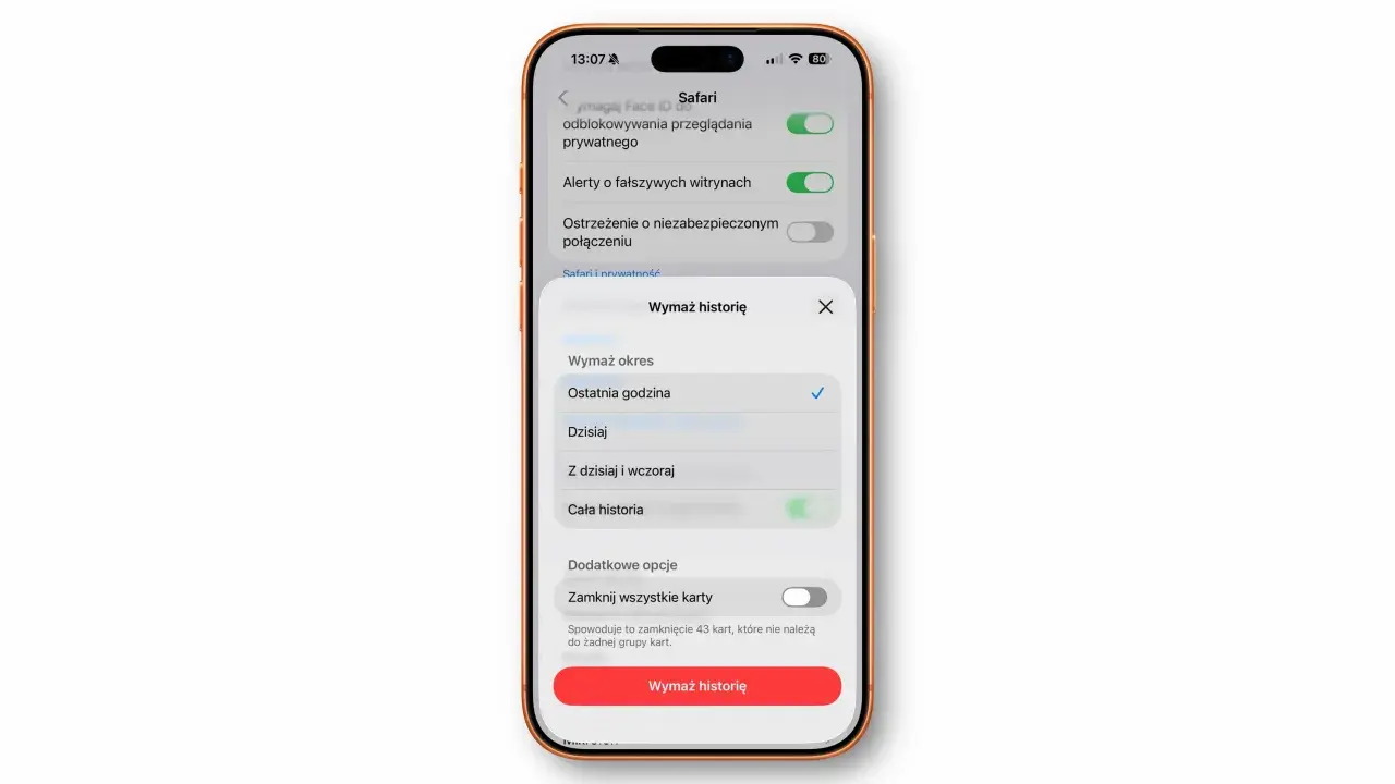 Na ekranie iPhone'a w Safari widać opcję "Wymaż historię", gdzie można wybrać okres do usunięcia danych. To szybki sposób na wyczyszczenie pamięci podręcznej iPhone'a.