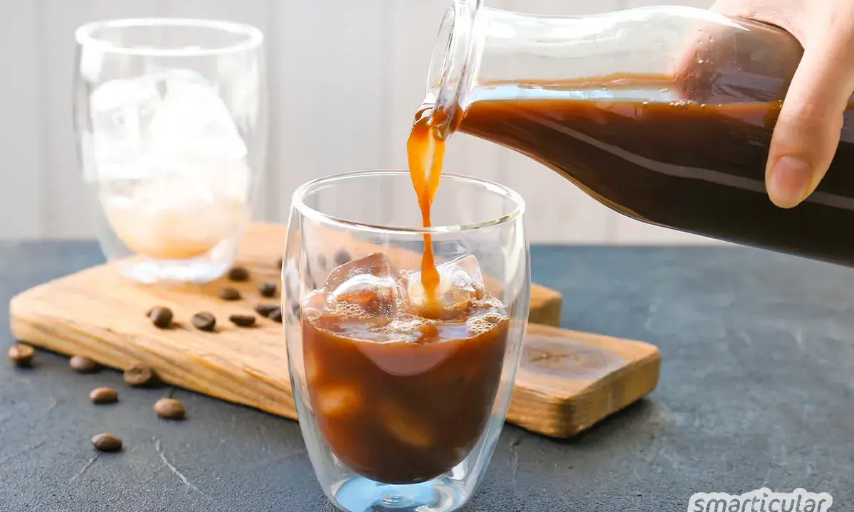 Kalter Kaffee wird in ein Glas mit Eis gegossen. Welcher Kaffee eignet sich am besten für Cold Brew?