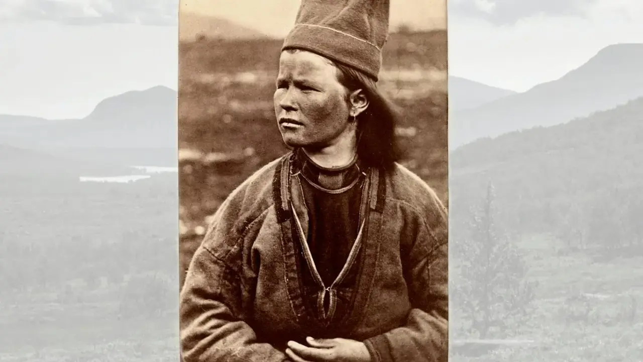 Porträtt av en person med samiskt utseende, klädd i traditionella kläder och en hög mössa. Bakgrunden visar ett bergigt landskap.