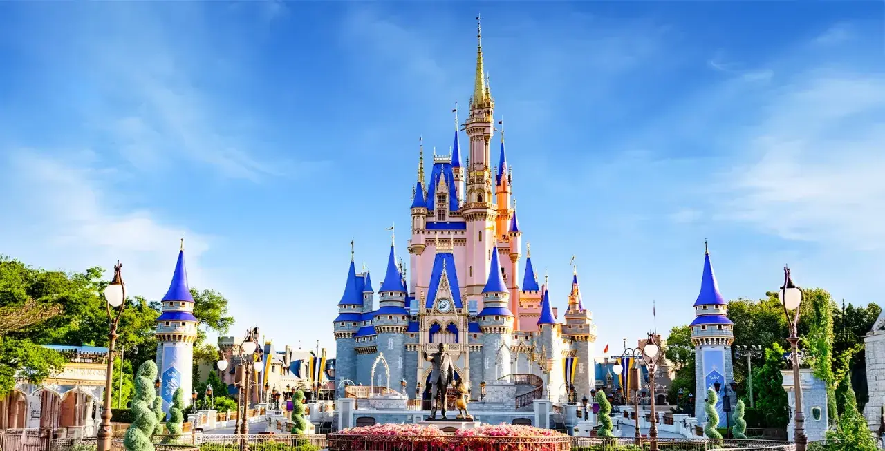 Il Castello di Cenerentola, icona dei parchi Disney, sembra pronto ad accogliere gli ospiti delle cabine crociera Disney.