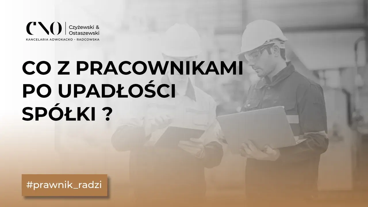 Dwóch pracowników w kaskach dyskutuje nad laptopem. Tekst: "Co z pracownikami po upadłości spółki?". #prawnik_radzi.