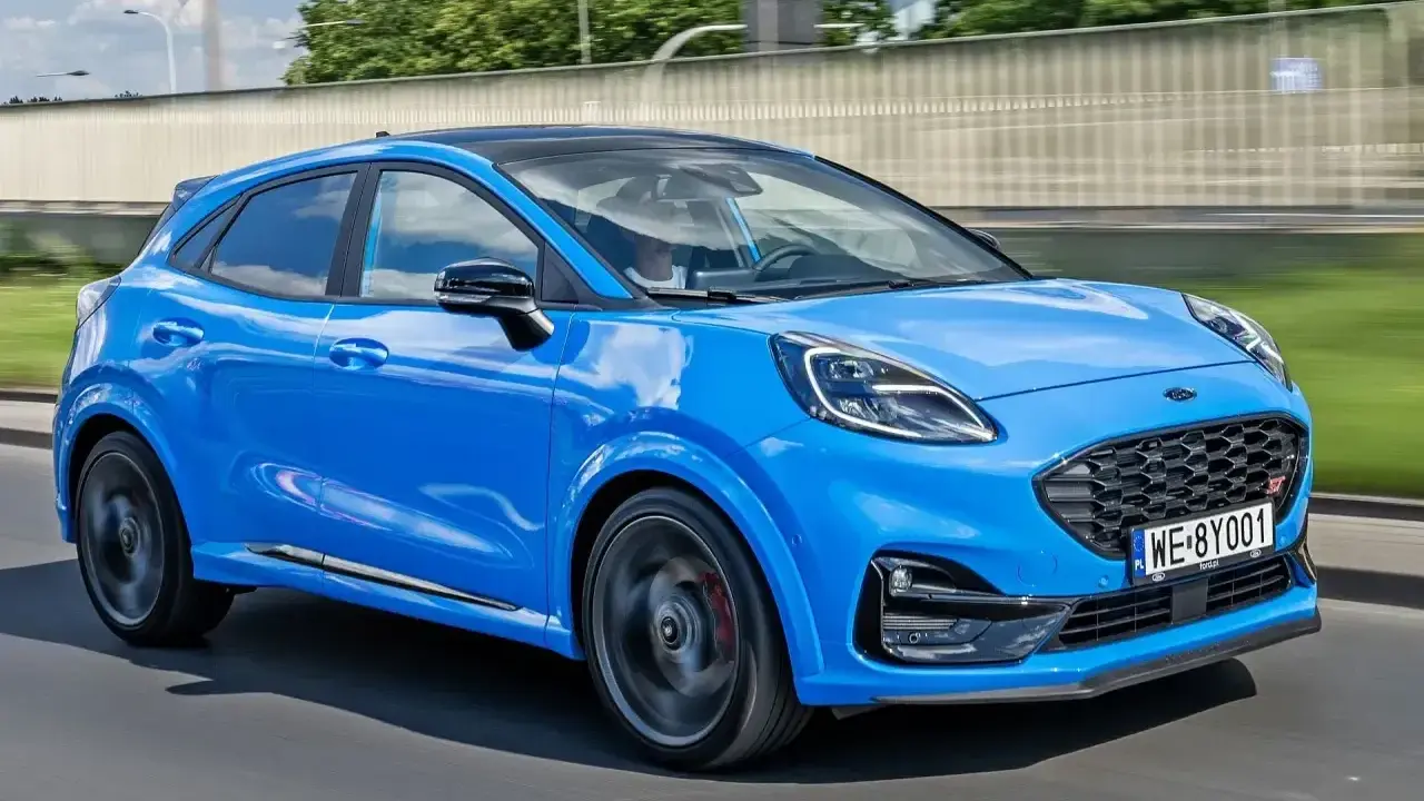 Niebieski Ford Puma ST w ruchu. Sprawdź atrakcyjną ford puma cena i wybierz swój wymarzony model.