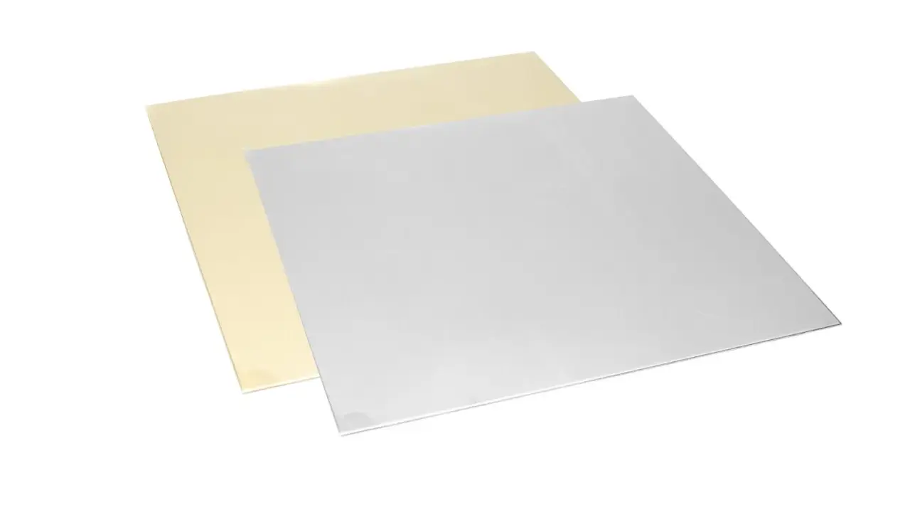 Zwei rechteckige, glänzende Platten liegen übereinander. Eine ist goldfarben, die andere silbern. Sie sind keine transparenten Kunststoffplatten, sondern Metall.