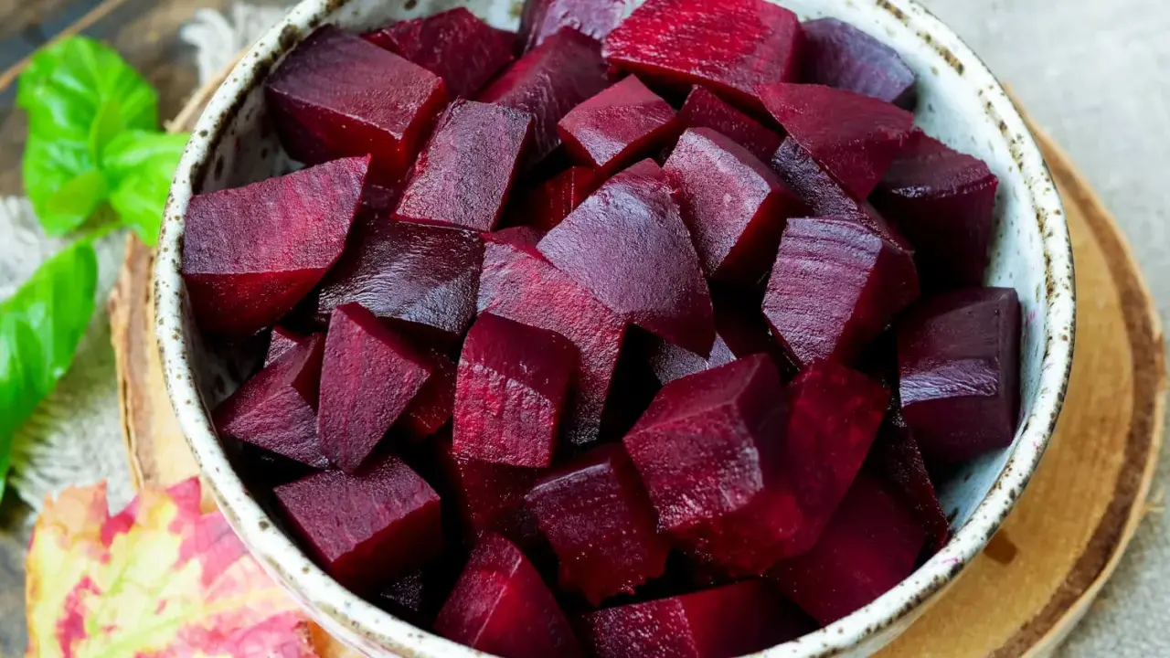 Schüssel mit gewürfelten, gekochten Rote Bete. Die tiefroten Stücke sind bereit für einen herzhaften Salat oder als Beilage.