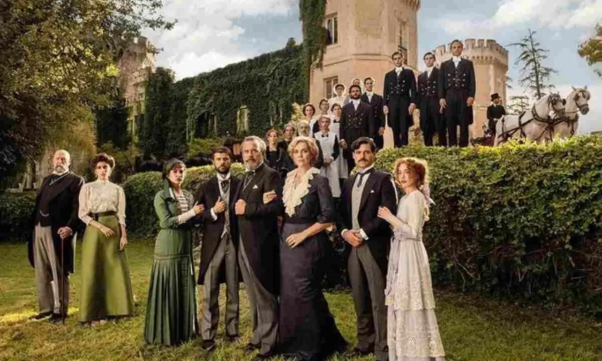 Un gruppo di persone in abiti d'epoca posa davanti a un castello. Un riassunto de "La Promessa" con i suoi personaggi principali.