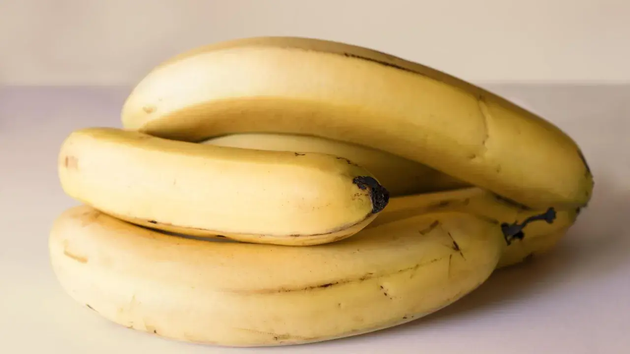 Ein Haufen reifer Bananen. Sie fragen sich, wie viel Kalium hat eine Banane? Diese gelben Früchte sind eine gute Quelle dafür.