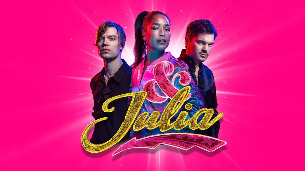 Tre artister poserar framför en rosa bakgrund med texten "& Julia". En del av en svensk musikal.