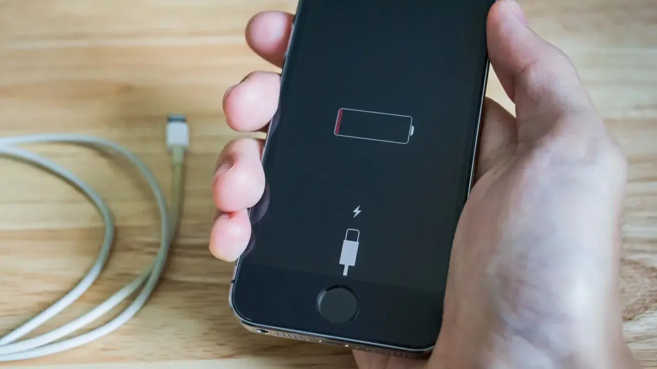 iPhone nie włącza się? Poradnik: reset, ładowanie, tryb awaryjny