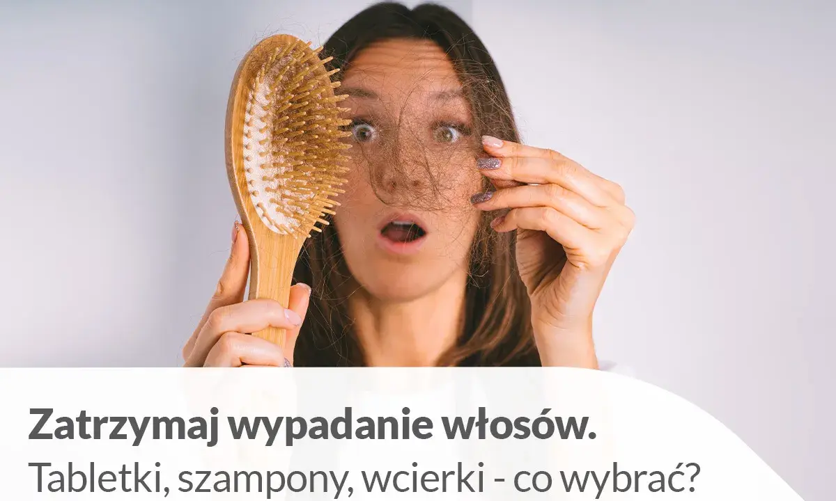 Zaskoczona kobieta trzyma szczotkę z garścią wypadających włosów. Dowiedz się, jak wzmocnić wypadające włosy i co wybrać: tabletki, szampony czy wcierki.
