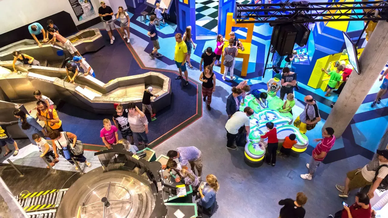 Un día divertido en Ámsterdam con niños, explorando exhibiciones interactivas y aprendiendo sobre el agua.
