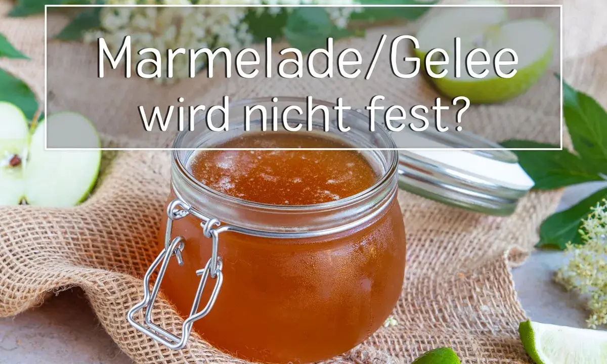 Glas mit flüssiger Marmelade, daneben Äpfel und Limettenspalten. Text: "Marmelade/Gelee wird nicht fest?".