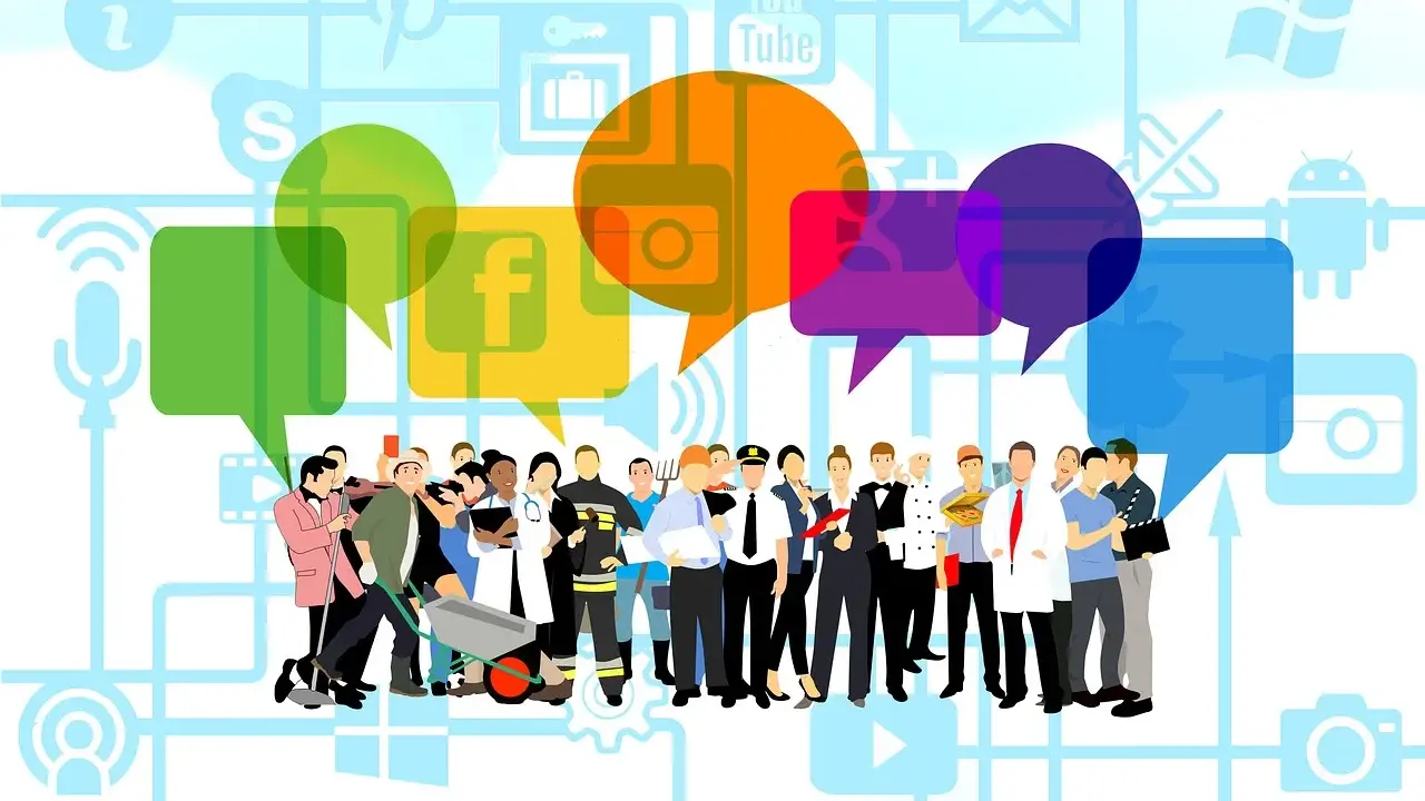 Gruppo di professionisti sotto nuvole di dialogo colorate, con icone social. Attenzione alla recensione diffamatoria online.