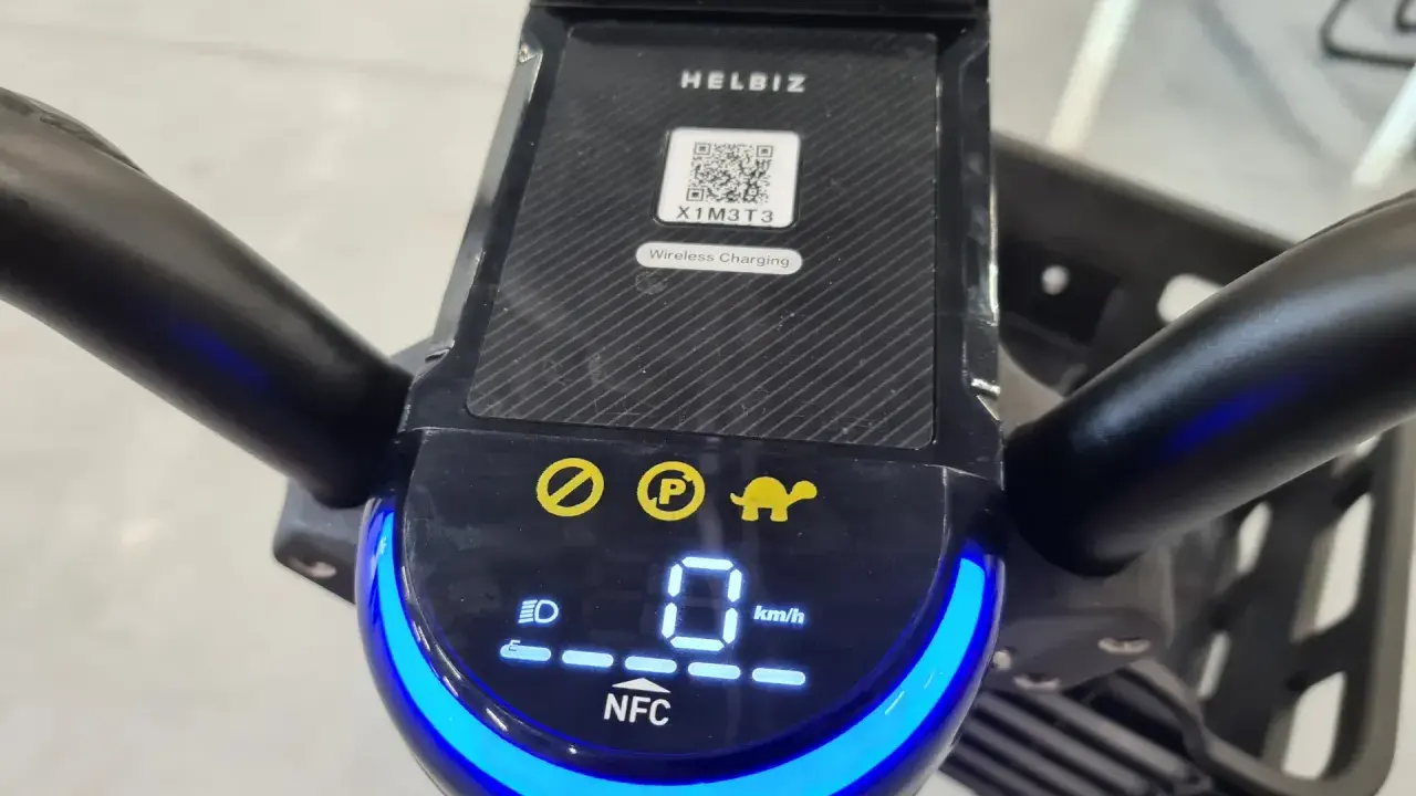 Panel sterowania hulajnogi z wyświetlaczem i ikoną NFC. Szybkie odblokowanie pojazdu dzięki technologii NFC w rowerze.