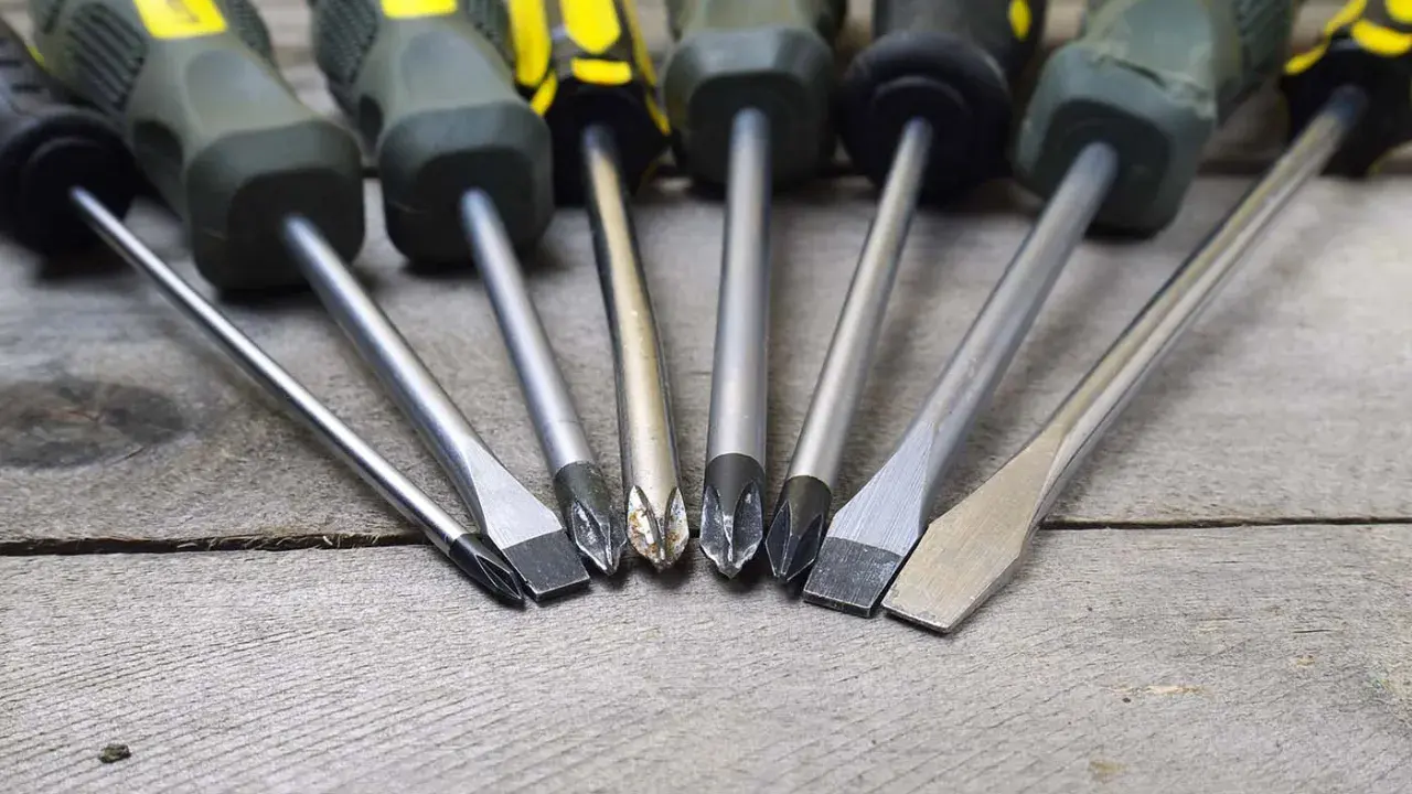 Ensemble de tournevis, incluant différents types de tournevis, prêts pour tout projet de bricolage.