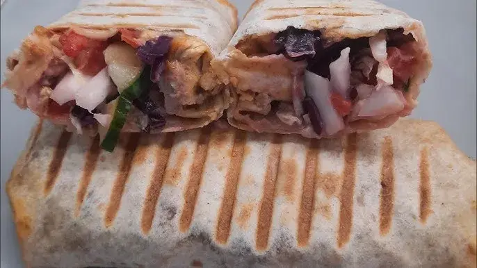 Kebab w tortilli: Jak zawinąć, żeby nie wypadał? Sekrety mistrza