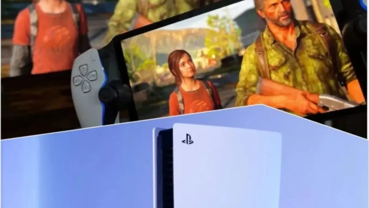 La consola play 6 muestra a Joel y Ellie en una pantalla, listos para la aventura.