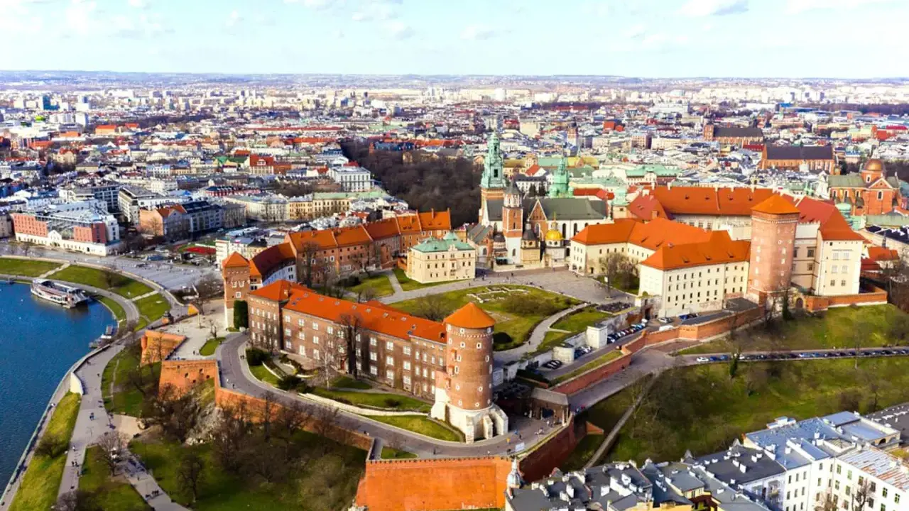 Wawel w Krakowie, idealne miejsce na romantyczny spacer. Widok na zamek i miasto.