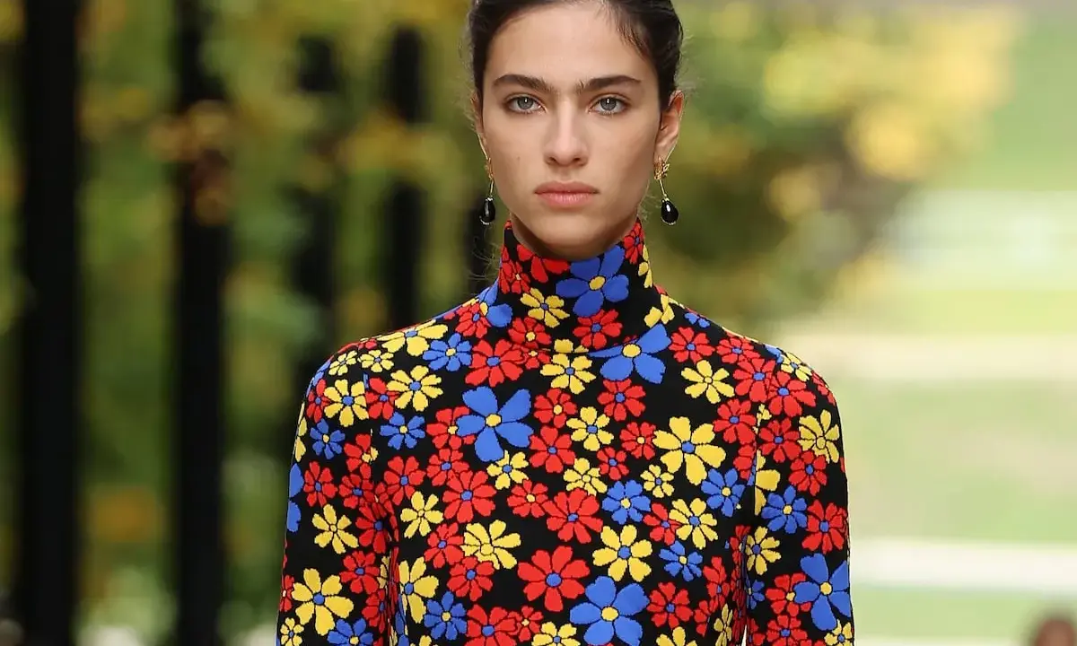 Modelo con estampado floral vibrante, como una loli bahía de flores.