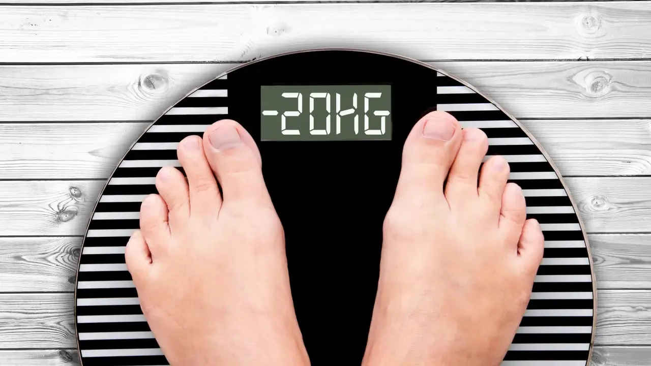 Pieds sur une balance affichant -20kg. Un résultat impressionnant obtenu en jeunant.