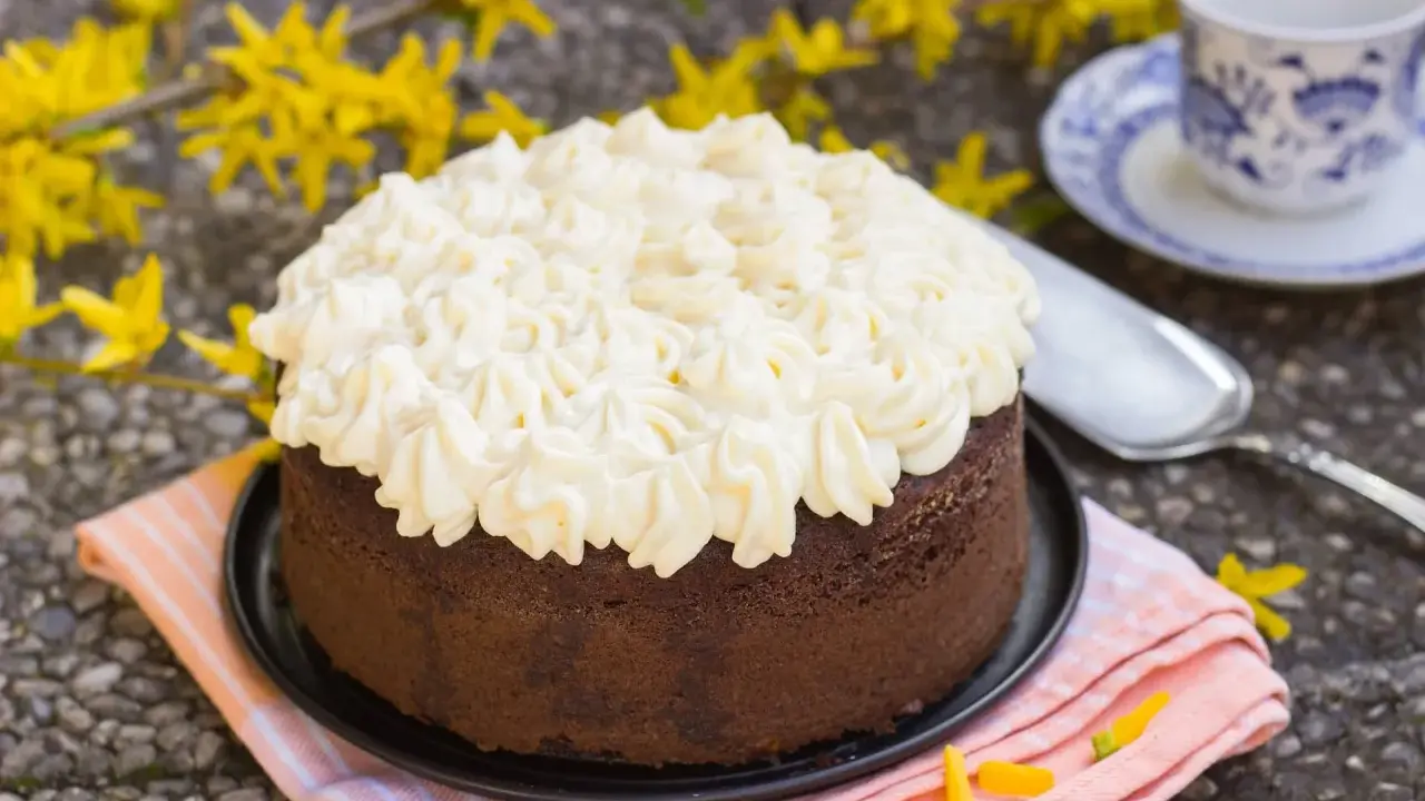 Gâteau au chocolat garni d'une chantilly aérienne, préparée avec de la gélatine en feuille pour une texture parfaite.