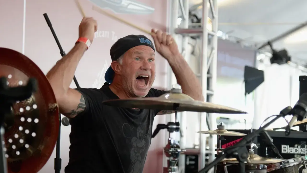 Chad Smith, trummis i Red Hot Chili Peppers, slår på trummorna med full energi och ett vrål.