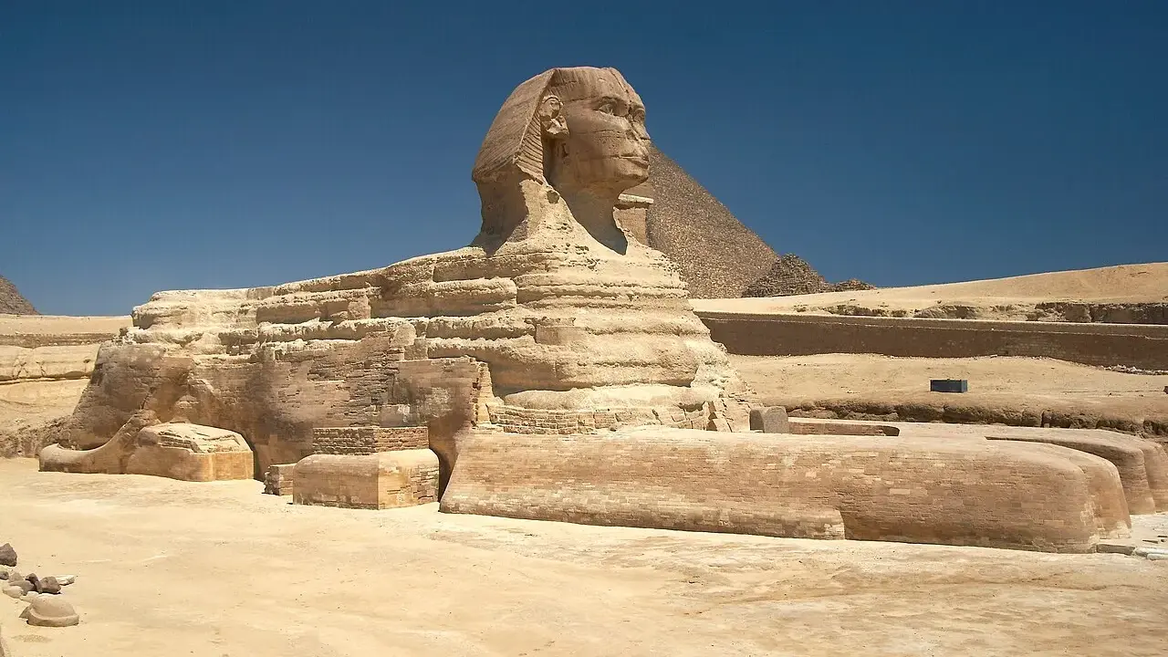 Die Große Sphinx von Gizeh, ein steinernes Rätsel. Warum hat die Sphinx keine Nase? Vielleicht hat sie sie im Sand verloren, als sie über Jahrtausende auf die Pyramiden blickte.