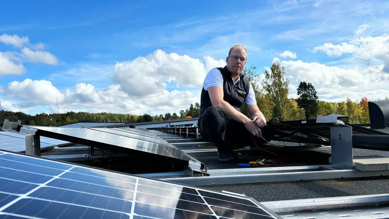 Man kontrollerar solceller på taket. Hoppas det inte är en solceller bluff och att installationen fungerar som den ska.