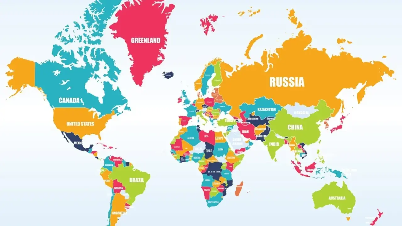 Kolorowa mapa świata z nazwami krajów, w tym kontynenty po angielsku: Kanada, USA, Grenlandia, Rosja, Chiny, Indie, Brazylia, Australia.