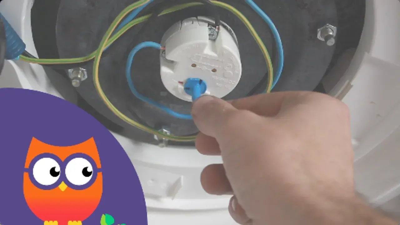 Main tenant ajuste le thermostat du chauffe-eau.