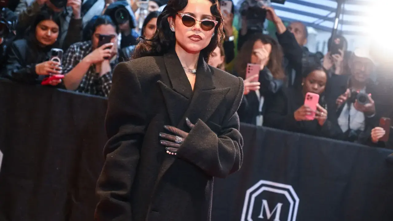 Jenna Ortega deslumbró en la Met Gala con un elegante abrigo negro y gafas de sol.