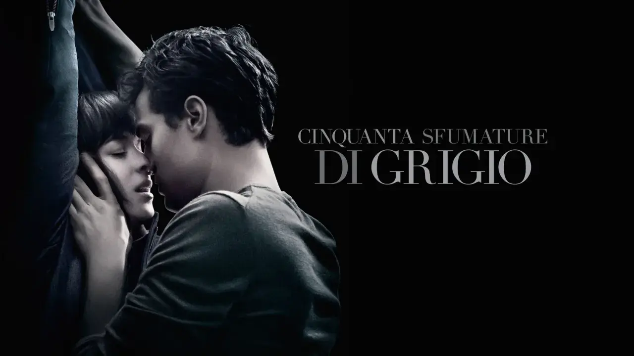 Christian e Anastasia si baciano appassionatamente. Il titolo del film "Cinquanta sfumature di grigio 3" è visibile.