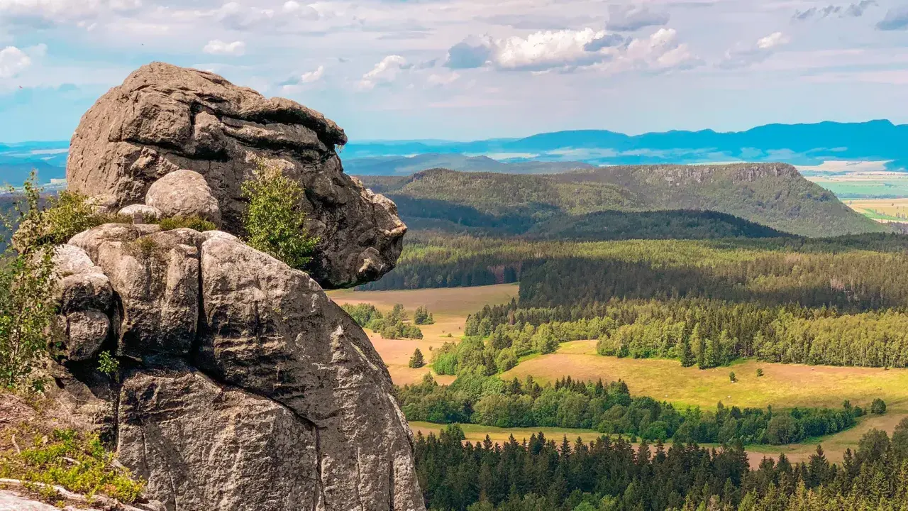 Skalny labirynt Szczeliniec Wielki z bliska i rozległa panorama Gór Stołowych.