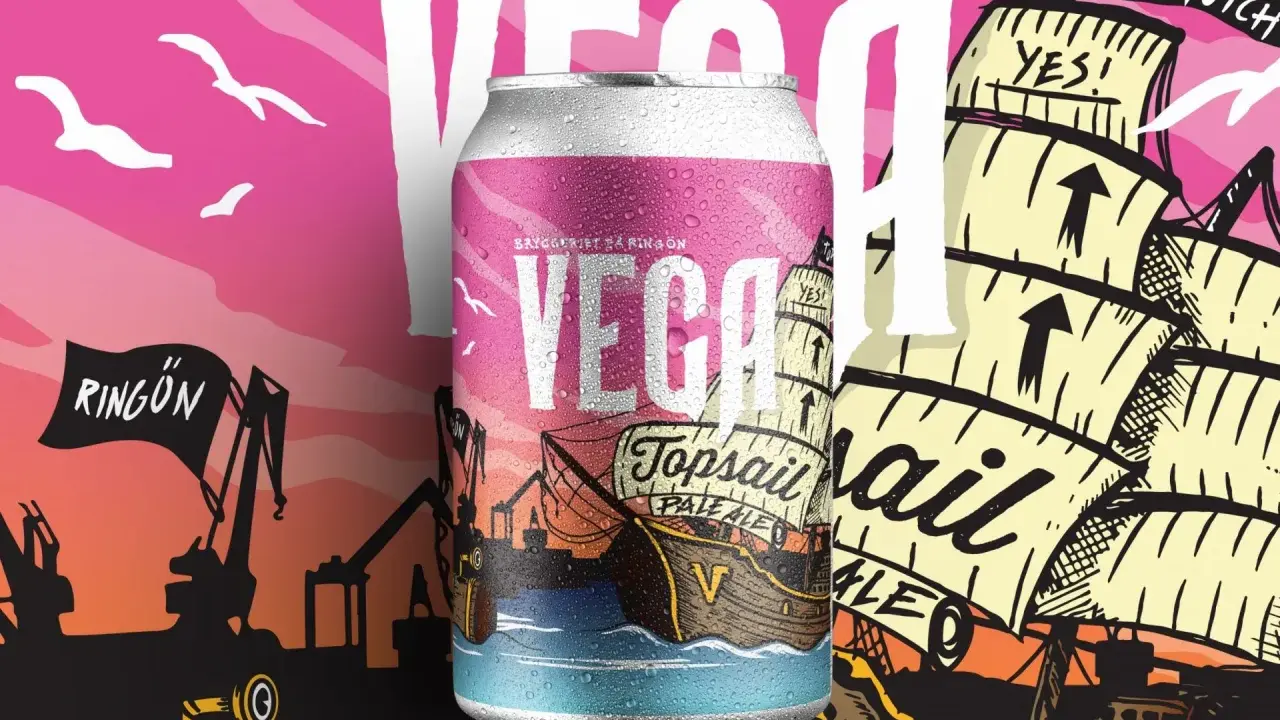 En burk från Vega Bryggeri med motiv av ett segelfartyg och hamninspirerad design.