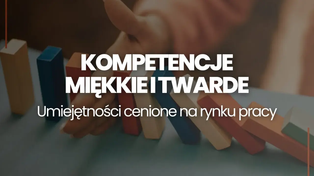 Ręka układa klocki, symbolizując budowanie kompetencji miękkich i twardych. Umiejętności cenione na rynku pracy.
