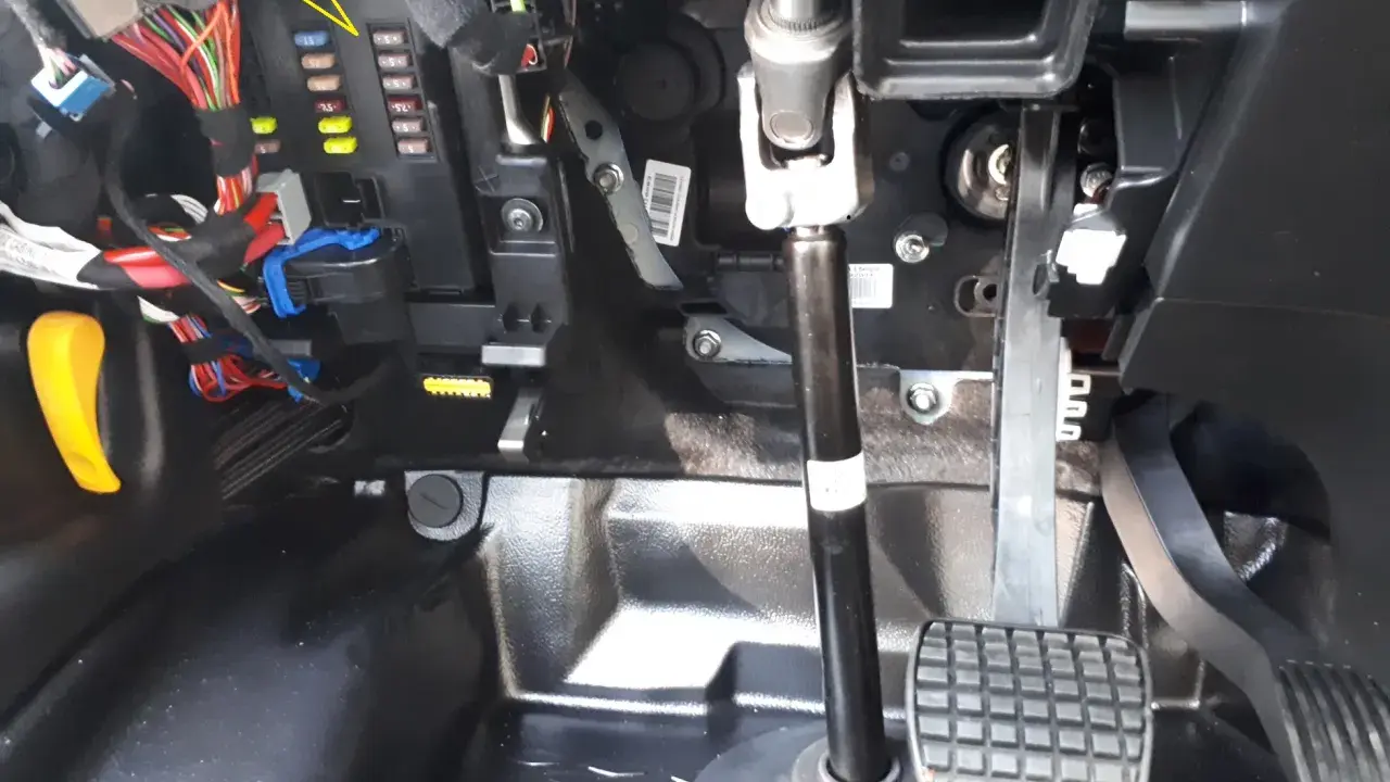 Panel bezpieczników Iveco Daily. Opis bezpieczników i ich lokalizacja pod deską rozdzielczą, obok kolumny kierownicy.