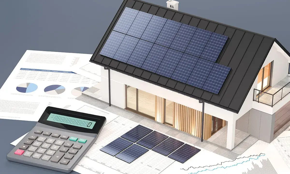 Calculatrice, graphiques et maison avec panneaux solaires, illustrant la rentabilité panneau solaire.