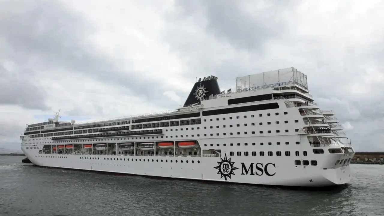 La MSC Sinfonia, con la sua impressionante lunghezza, solca le acque grigie sotto un cielo nuvoloso.
