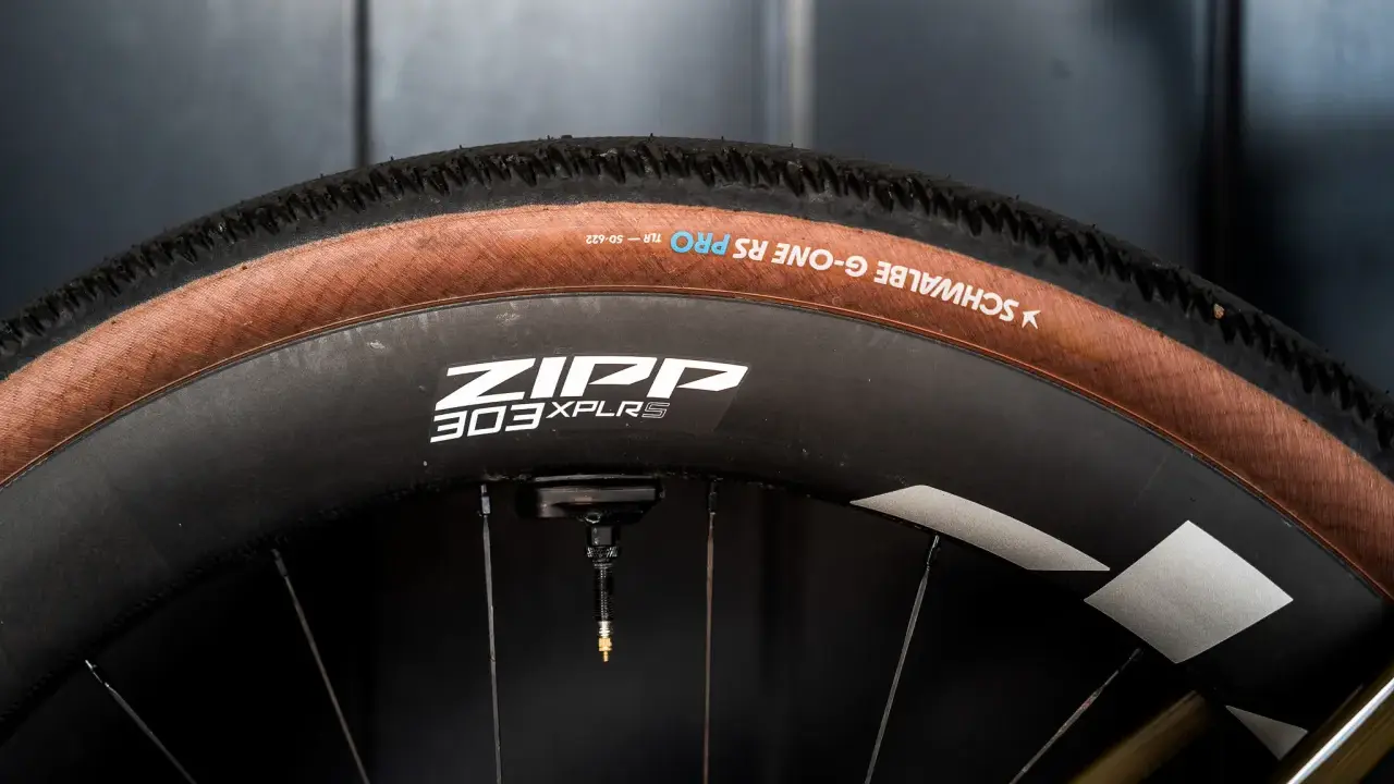 Koło rowerowe Zipp 303 z oponą Schwalbe G-One RS, gotowe na każdą nawierzchnię.