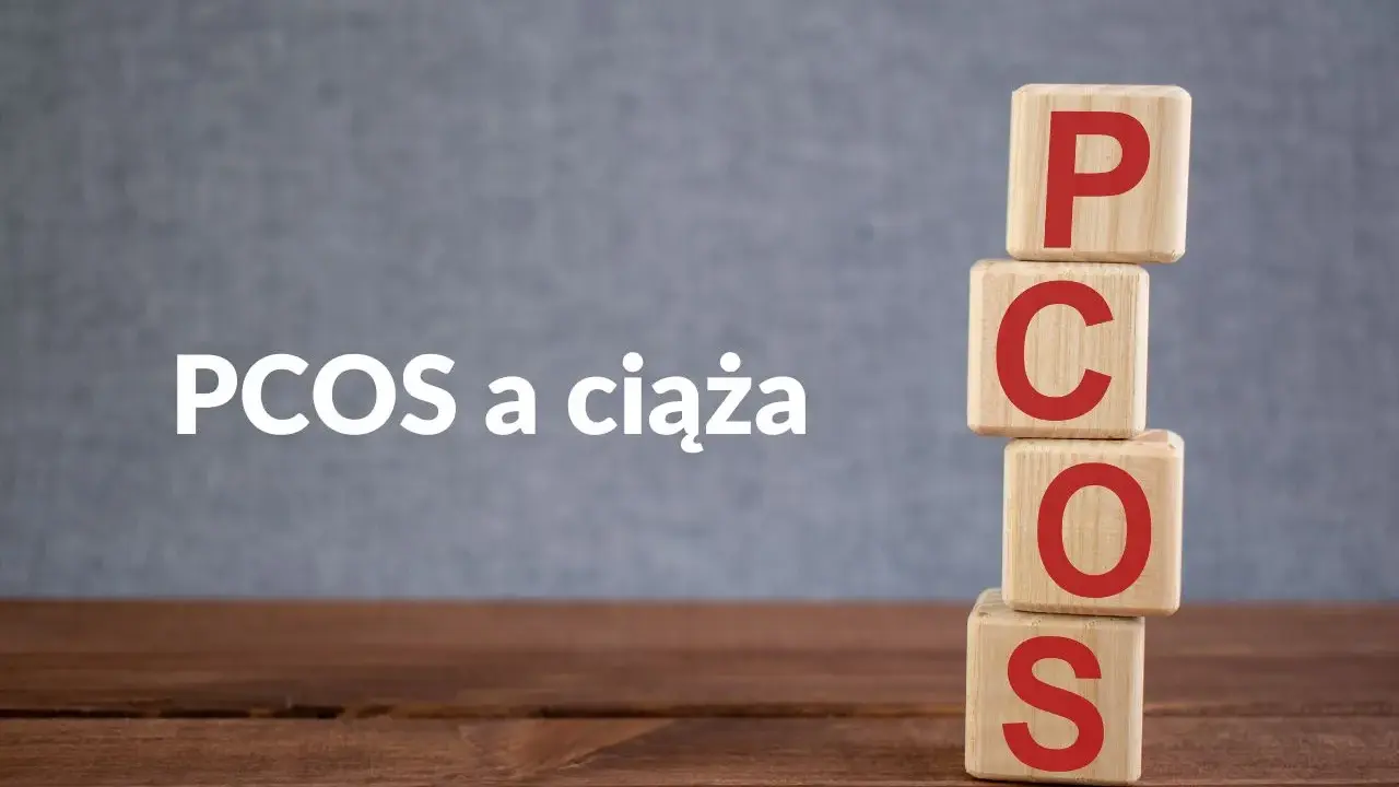 Drewniane klocki z literami P, C, O, S tworzą napis PCOS. Obok tekst "PCOS a ciąża".