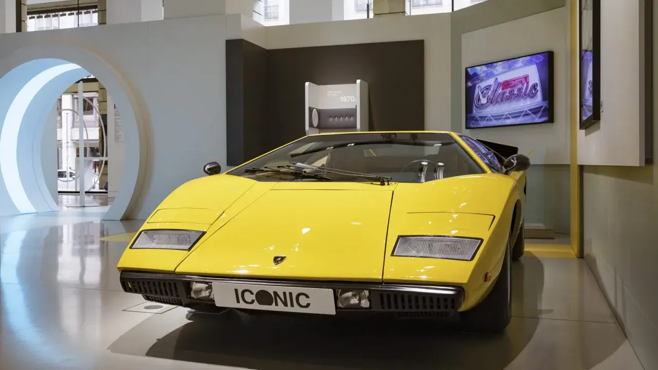 Gelber Lamborghini Countach LP400, ein ikonisches Meisterwerk der Automobilgeschichte, steht im Rampenlicht.