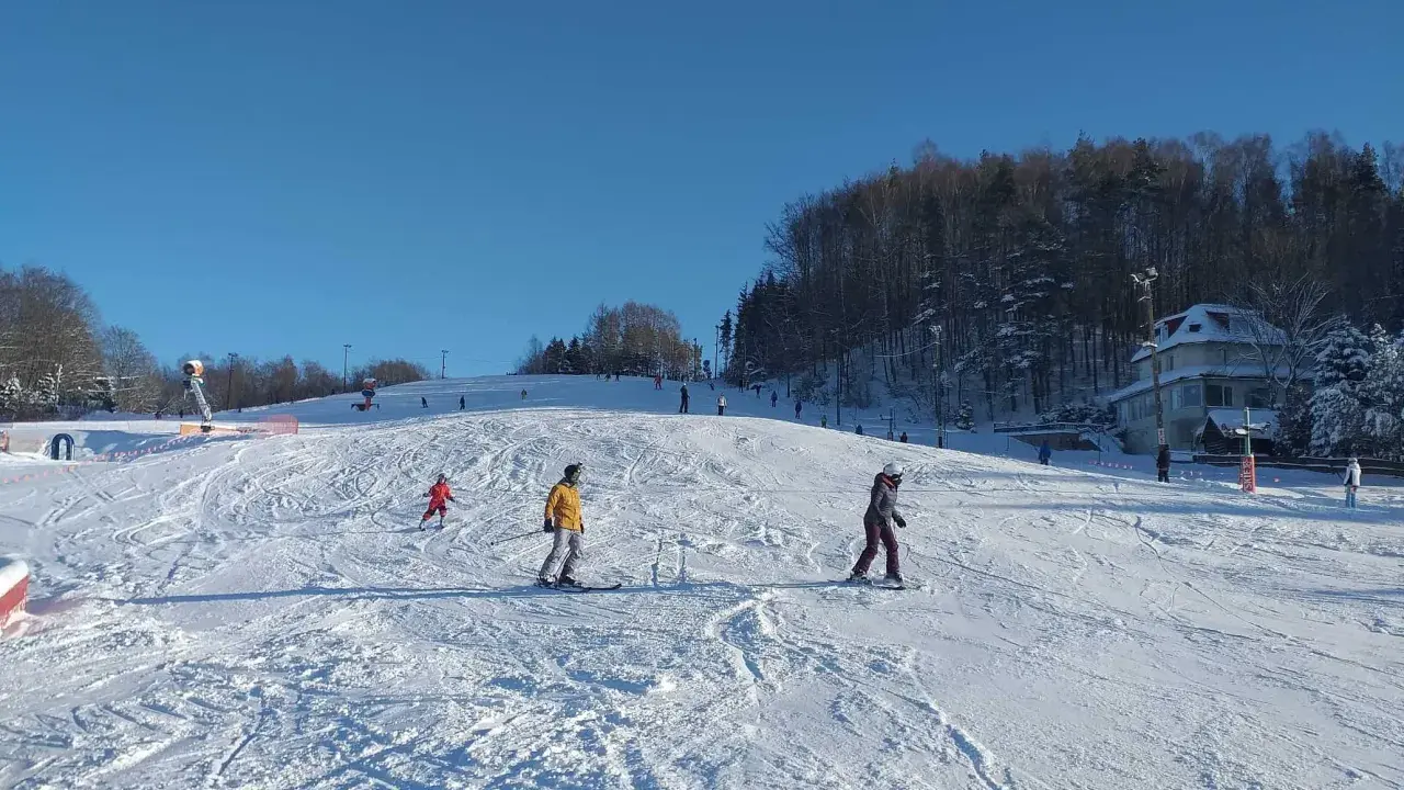 Kaszuby: Narty blisko Trójmiasta? Odkryj najlepsze stoki!
