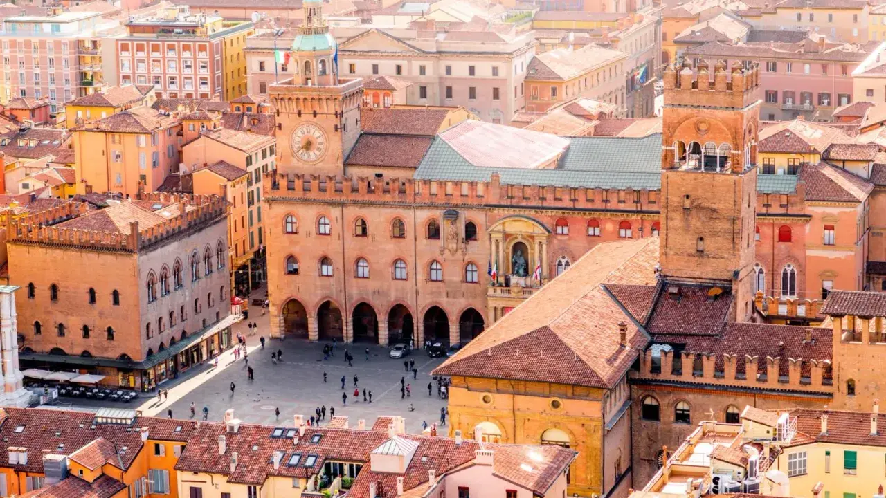 En vy över Bologna, Italien, med dess karakteristiska röda tak och medeltida byggnader.