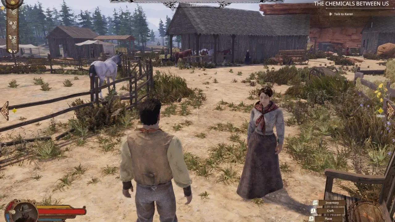 Dwóch bohaterów gry "Wild West Dynasty" stoi na piaszczystej farmie, rozmawiając przy płocie.