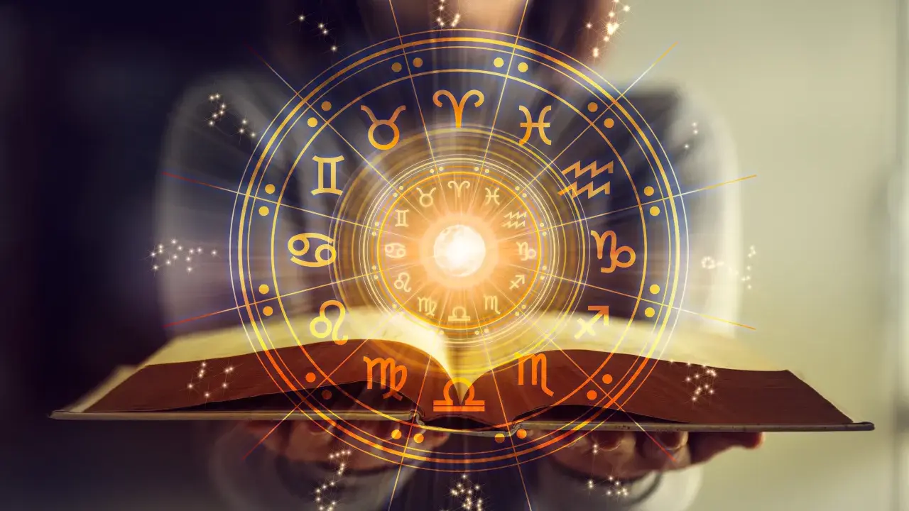 Otwarta księga z kręgiem znaków zodiaku. Horoskop Bliźnięta zdrowie – odkryj swój potencjał.